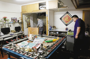 无证无牌产品进去 知名“品牌”出来_深圳新闻网